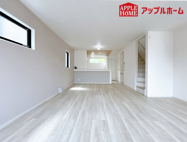 さいたま市浦和区上木崎２期の居間・リビング|人気の対面式キッチンで会話も弾みます！お食事の準備をしながらでもご家族とのコミュニケーションを楽しめますね♪