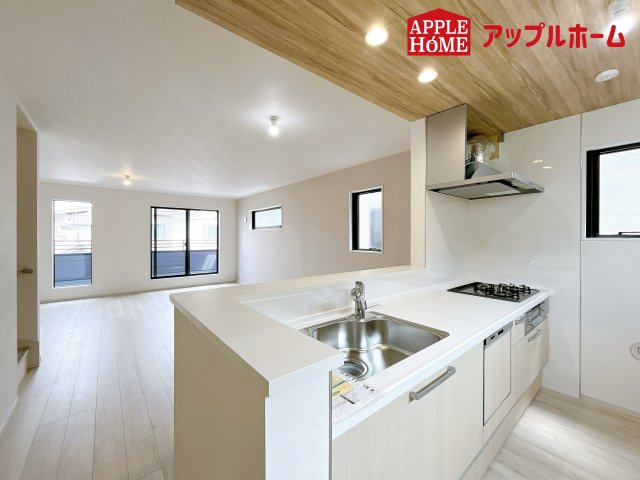 さいたま市浦和区上木崎２期のキッチン|キッチンの収納も充実☆食洗器完備で家事も楽々♪生活の質が向上すること間違いなしの充実設備です。