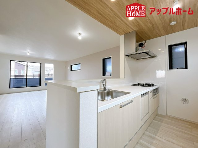 さいたま市浦和区上木崎2期のキッチン|キッチンの収納も充実☆食洗器完備で家事も楽々♪生活の質が向上すること間違いなしの充実設備です。