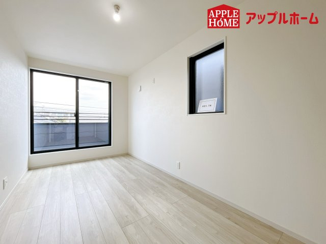 さいたま市浦和区上木崎2期の洋室|クローゼット付きの洋室は、収納スペースが豊富で部屋全体がすっきりと片付きやすいのが特徴です。衣類や荷物を整理しやすく、生活感を抑えた洗練された空間を保てます。
