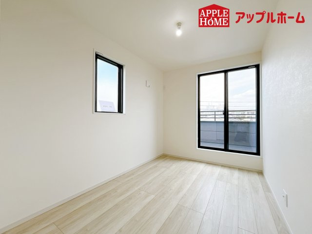 さいたま市浦和区上木崎2期の洋室|充分な広さの収納を備え、風通しも良く、大変居心地の良い採光良好な洋室は、快適空間。プライベートの時間もゆったりお寛ぎ頂けそうですね！
