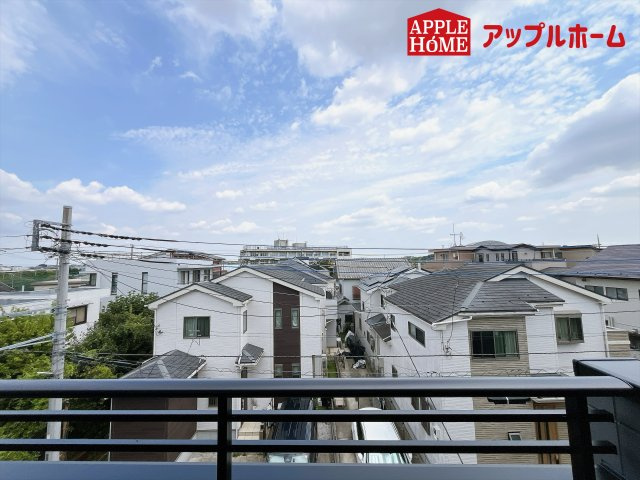 さいたま市浦和区上木崎2期のバルコニー|奥行を広めに取ったバルコニー♪家族分の洗濯物もしっかり干せます。日当たりも良く、毎日のお洗濯が楽しくなりそう♪