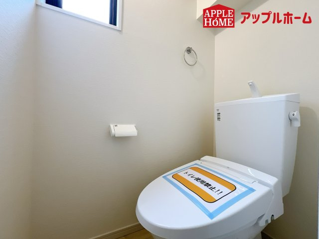 さいたま市浦和区上木崎2期のトイレ|温水洗浄器付き便座を標準装備してます♪窓付きで明るく、快適空間となっております。毎日使う場所だからこその配慮です。