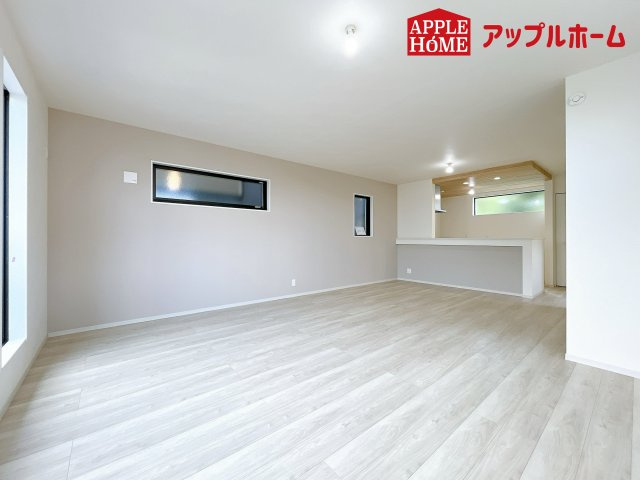 さいたま市浦和区上木崎2期の居間・リビング|大きな窓のあるリビングは、陽光あふれる明るい空間です。居心地良く、ご家族皆がゆったり寛げる憩いの空間となりそうです。