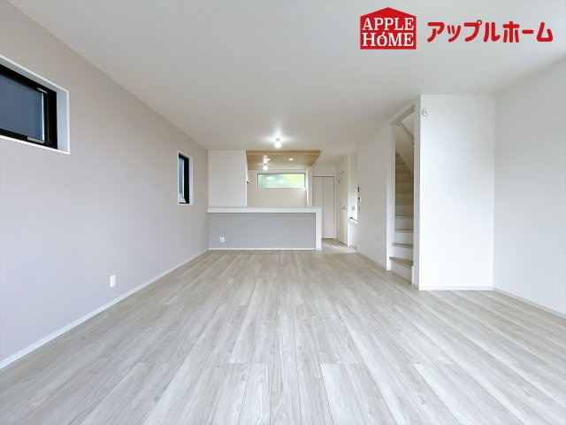 さいたま市浦和区上木崎2期の居間・リビング|人気の対面式キッチンで会話も弾みます！お食事の準備をしながらでもご家族とのコミュニケーションを楽しめますね♪