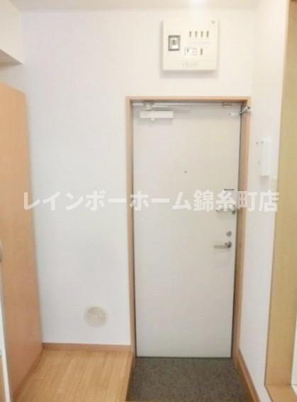210アパートメントAの玄関