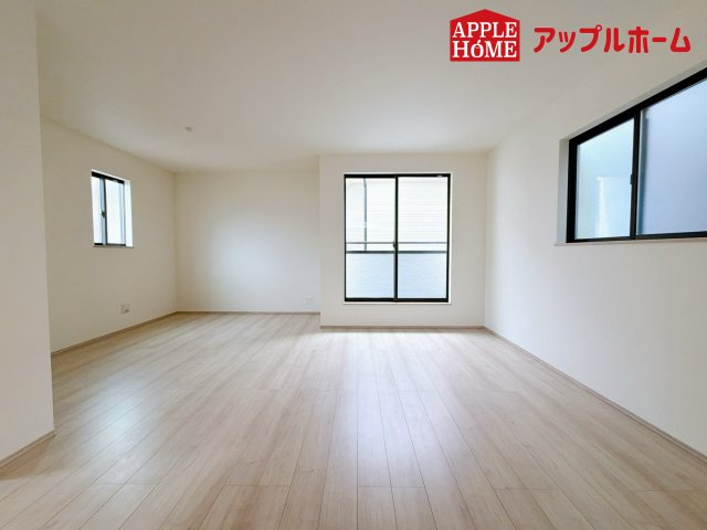 さいたま市北区大成町4丁目　全3棟の居間・リビング|大きな窓のあるリビングは、陽光あふれる明るい空間です。居心地良く、ご家族皆がゆったり寛げる憩いの空間となりそうです。