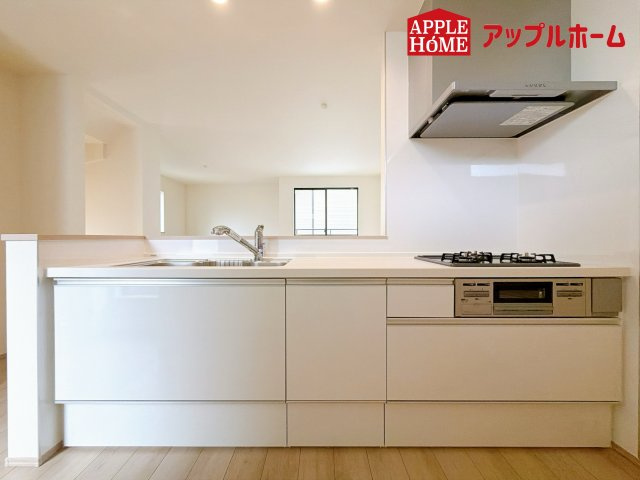 さいたま市北区大成町4丁目　全3棟のキッチン|リビング・ダイニングで過ごすご家族を見守りながら作業が可能な対面式のキッチン。