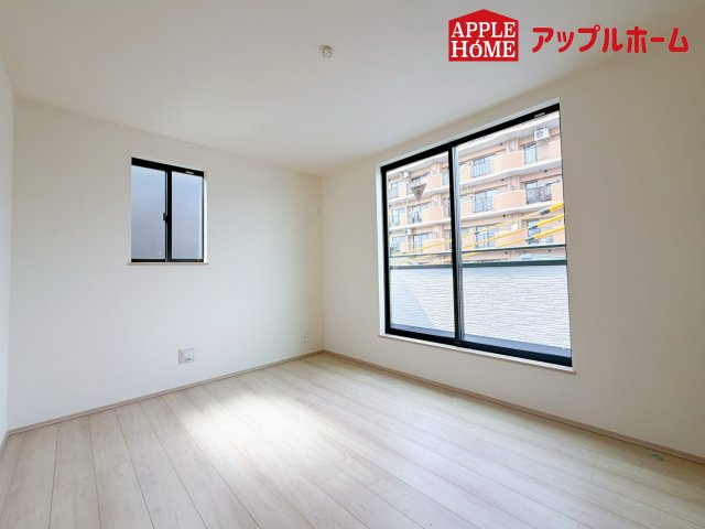 さいたま市北区大成町4丁目　全3棟の洋室|クローゼット付きの洋室は、収納スペースが豊富で部屋全体がすっきりと片付きやすいのが特徴です。衣類や荷物を整理しやすく、生活感を抑えた洗練された空間を保てます。