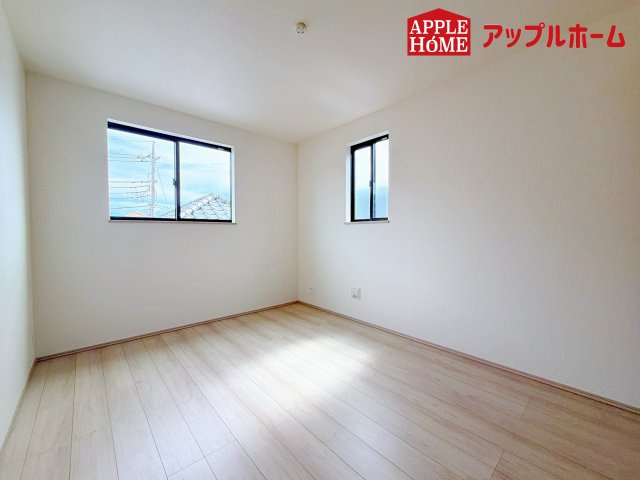 さいたま市北区大成町4丁目　全3棟の洋室|充分な広さの収納を備え、風通しも良く、大変居心地の良い採光良好な洋室は、快適空間。プライベートの時間もゆったりお寛ぎ頂けそうですね！