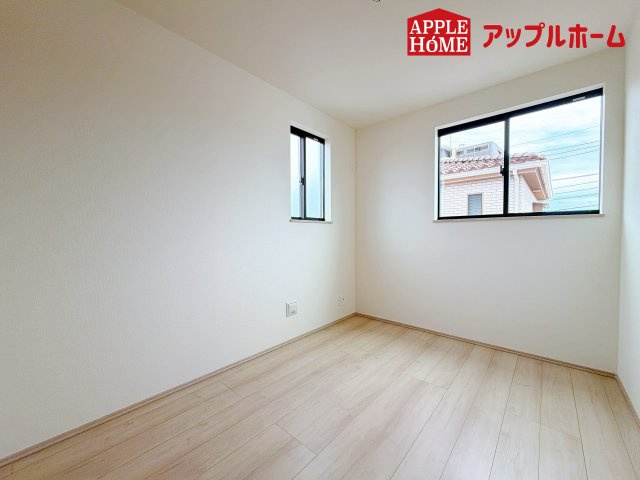 さいたま市北区大成町4丁目　全3棟の洋室|クローゼット付きの洋室は、収納スペースが豊富で部屋全体がすっきりと片付きやすいのが特徴です。衣類や荷物を整理しやすく、生活感を抑えた洗練された空間を保てます。