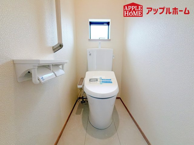 さいたま市北区大成町4丁目　全3棟のトイレ|温水洗浄器付き便座を標準装備してます♪窓付きで明るく、快適空間となっております。毎日使う場所だからこその配慮です。