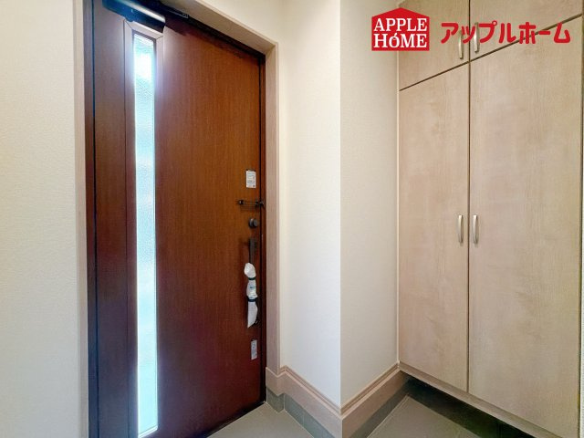 さいたま市北区大成町4丁目　全3棟の玄関|明るくて清潔感溢れる玄関。便利な下駄箱収納付きです♪散らかりがちな玄関もすっきりと片付きます。