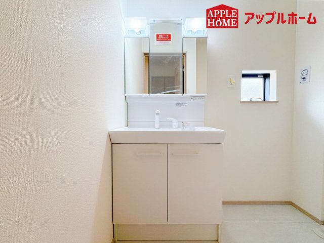 さいたま市北区大成町4丁目　全3棟の独立洗面台|三面鏡付きの洗面化粧台ですので、たっぷりと収納いただけます。白を基調とした清潔感のある快適空間です。毎日の身支度も気持ち良くお使い頂けます！！