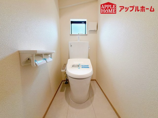 さいたま市北区大成町4丁目　全3棟のトイレ|温水洗浄器付き便座を標準装備してます♪窓付きで明るく、快適空間となっております。毎日使う場所だからこその配慮です。