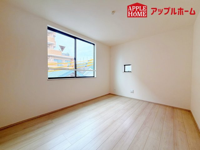 さいたま市北区大成町4丁目　全3棟の洋室|充分な広さの収納を備え、風通しも良く、大変居心地の良い採光良好な洋室は、快適空間。プライベートの時間もゆったりお寛ぎ頂けそうですね！