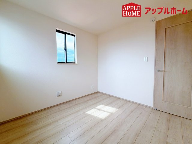 さいたま市北区大成町4丁目　全3棟の洋室|クローゼット付きの洋室は、収納スペースが豊富で部屋全体がすっきりと片付きやすいのが特徴です。衣類や荷物を整理しやすく、生活感を抑えた洗練された空間を保てます。