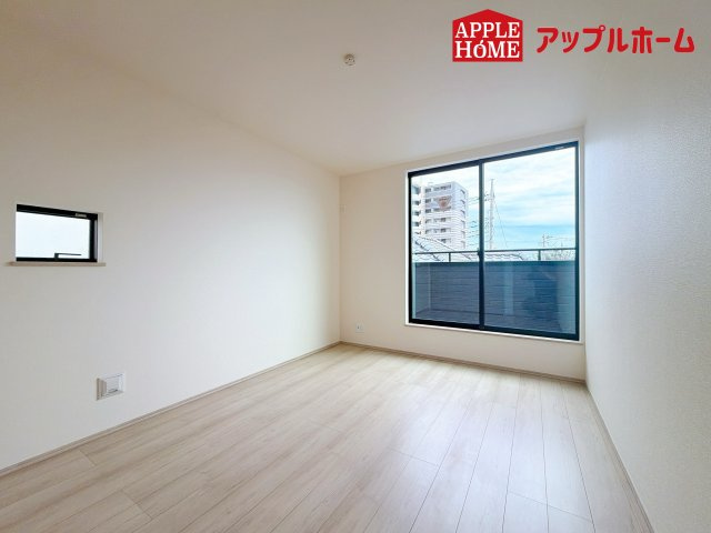 さいたま市北区大成町4丁目　全3棟の洋室|窓からの光の差し込みは生活を温かく包みます。