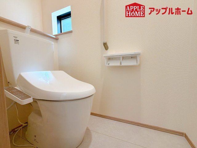 さいたま市北区大成町4丁目　全3棟のトイレ|温水洗浄器付き便座を標準装備してます♪窓付きで明るく、快適空間となっております。毎日使う場所だからこその配慮です。