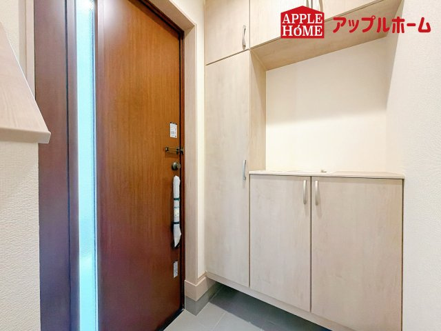 さいたま市北区大成町4丁目　全3棟の玄関|ご家族皆様の靴やお手入れ用品を収納できる収納棚を設置！お家に出会う人々を迎える玄関だからこそ、常に整理整頓しておきたいですね♪