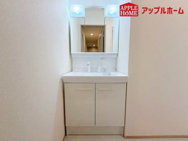 さいたま市北区大成町4丁目　全3棟の独立洗面台|三面鏡付きの洗面化粧台ですので、たっぷりと収納いただけます。白を基調とした清潔感のある快適空間です。毎日の身支度も気持ち良くお使い頂けます！！