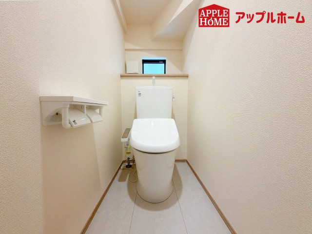 さいたま市北区大成町4丁目　全3棟のトイレ|温水洗浄器付き便座を標準装備してます♪窓付きで明るく、快適空間となっております。毎日使う場所だからこその配慮です。