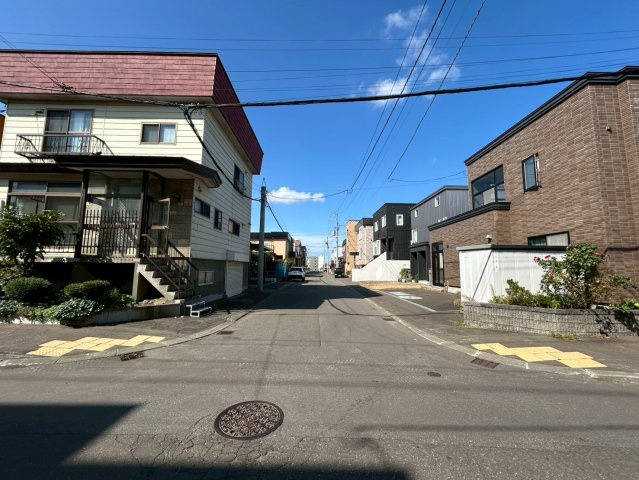 発寒11条5丁目土地の前面道路含む現地写真|南東側から撮影した幅８ｍ道路