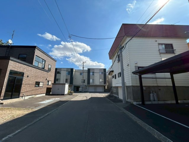 発寒11条5丁目土地の前面道路含む現地写真|北西側から撮影した幅８ｍ道路