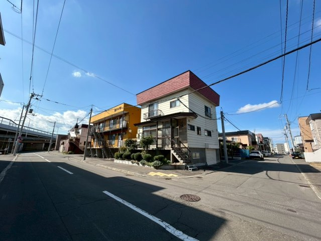 発寒11条5丁目土地の外観|２方向の道路に接する整形角地。第一種住居地域に存するため、建物の建蔽率は６０％、容積率はなんと２００％