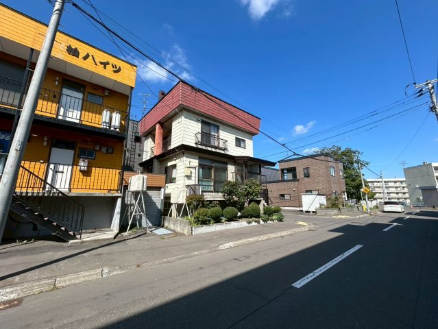 発寒11条5丁目土地の外観|南側から撮影した現地。道路幅が１０ｍございますので、向かいの建物の影は本地まで届かず快適です♪