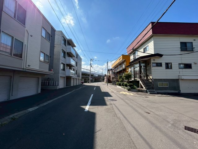 発寒11条5丁目土地の前面道路含む現地写真|北東側から撮影した幅１０ｍ道路。奥に見えるのは札幌新道です。新道下を通過することで市内を南下はもちろんのこと、新道に入り東西への行き来も◎