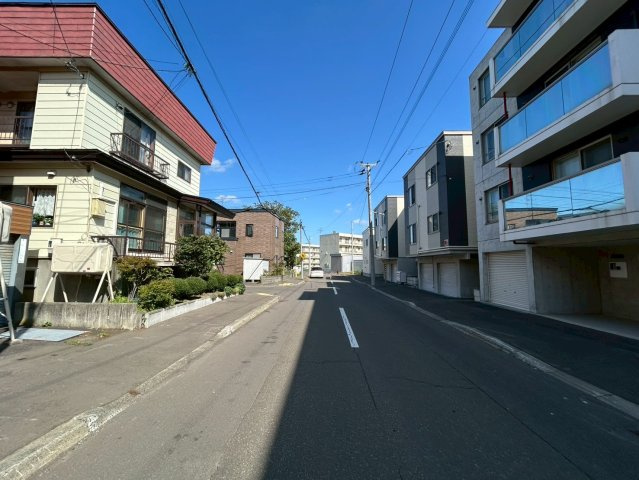 発寒11条5丁目土地の前面道路含む現地写真|南西側から撮影した幅１０ｍ道路。車両通行頻度はそれほど多くありませんので、快適なご生活が望めます♪