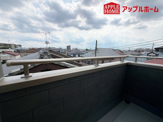 さいたま市北区宮原町第3のバルコニー|家族分の洗濯物もしっかり干せます。