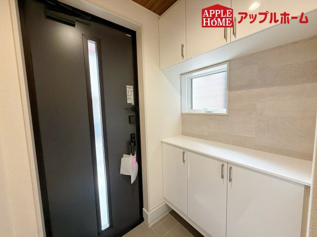 さいたま市北区宮原町第3の玄関|明るくて清潔感溢れる玄関。便利な下駄箱収納付きです♪散らかりがちな玄関もすっきりと片付きます。