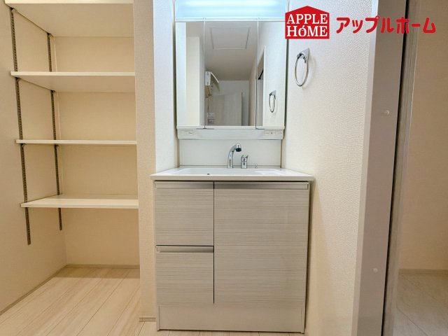 さいたま市北区宮原町第3の独立洗面台|三面鏡付きの洗面化粧台ですので、たっぷりと収納いただけます。白を基調とした清潔感のある快適空間です。毎日の身支度も気持ち良くお使い頂けます！！