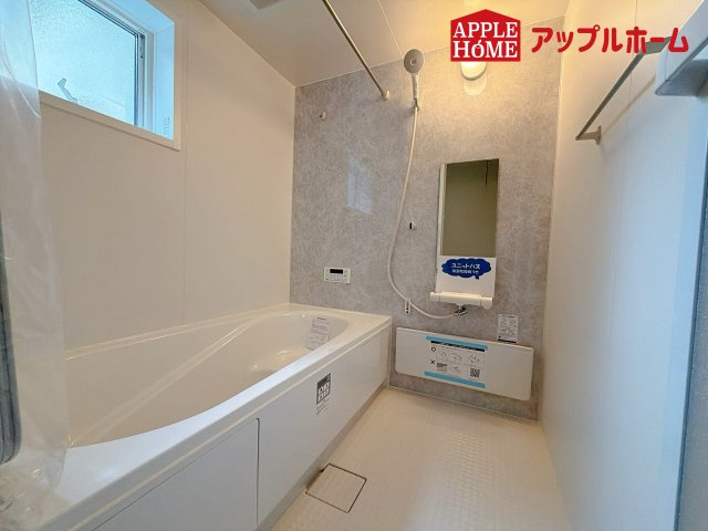 さいたま市北区宮原町第3の浴室|窓付きのバスルームは、採光もあり明るく気持ちの良い空間です。窓があることで、換気環境も良好。掃除もスムーズに出来ます