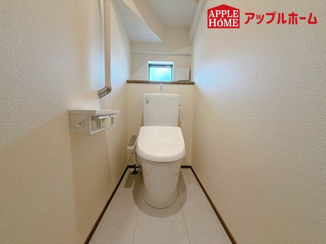 さいたま市北区宮原町第3のトイレ|温水洗浄器付き便座を標準装備してます♪窓付きで明るく、快適空間となっております。毎日使う場所だからこその配慮です。