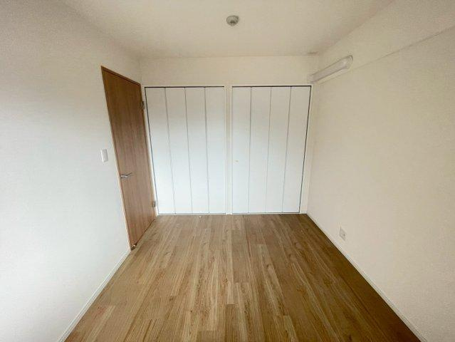 サニーコーポ守口の子供部屋|洋室5.0帖　クローゼット
■物件内覧・資金計画相談・住宅ローン相談、リフォーム相談、お問合せ受付中■
※当日・翌日のご内覧、ご相談はお電話でのお問合せがスムーズです！