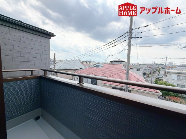 さいたま市北区宮原町第3のバルコニー|家族分の洗濯物もしっかり干せます。毎日のお洗濯が楽しくなりそう♪