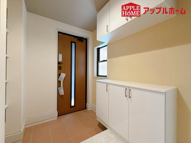 さいたま市北区宮原町第3の玄関|ご家族皆様の靴やお手入れ用品を収納できる収納棚を設置！お家に出会う人々を迎える玄関だからこそ、常に整理整頓しておきたいですね♪