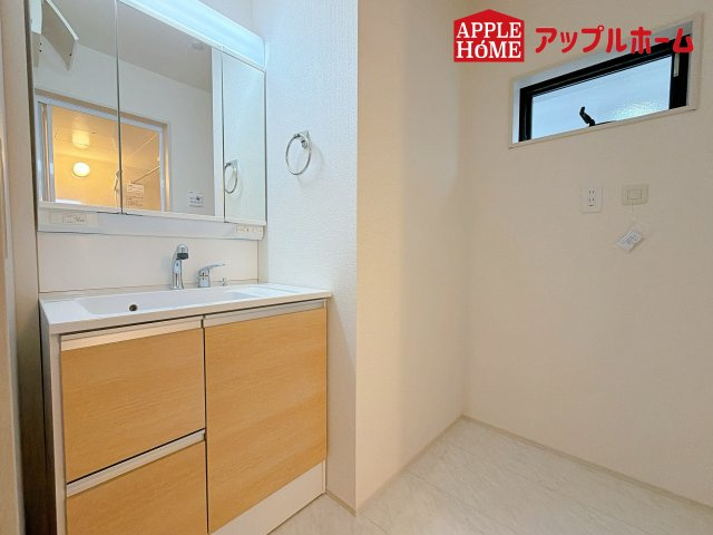 さいたま市北区宮原町第3の独立洗面台|三面鏡付きの洗面化粧台ですので、たっぷりと収納いただけます。白を基調とした清潔感のある快適空間です。毎日の身支度も気持ち良くお使い頂けます！！