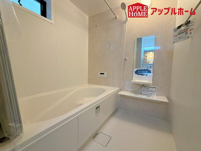 さいたま市北区宮原町第3の浴室|窓付きのバスルームは、採光もあり明るく気持ちの良い空間です。窓があることで、換気環境も良好。掃除もスムーズに出来ます