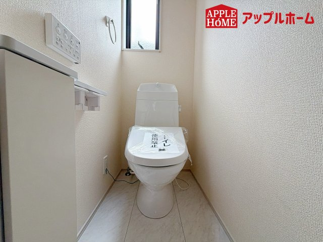 さいたま市北区宮原町第3のトイレ|温水洗浄器付き便座を標準装備してます♪窓付きで明るく、快適空間となっております。毎日使う場所だからこその配慮です。