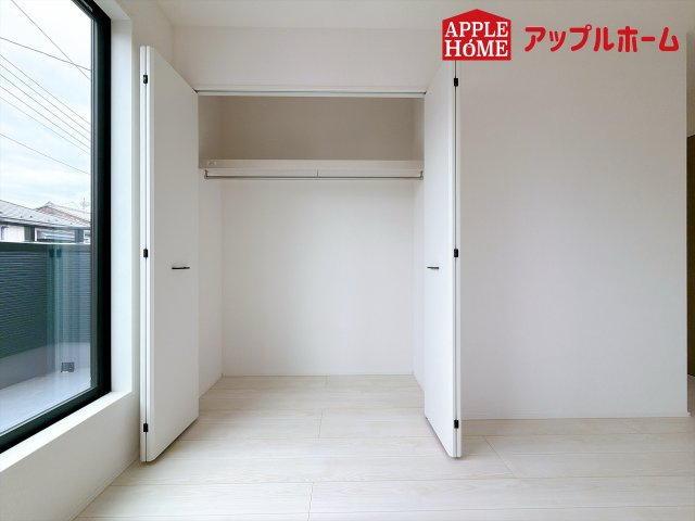 [新築住宅] さいたま市北区奈良町 11期 全2棟の収納|クローゼット付きの洋室は、収納スペースが豊富で部屋全体がすっきりと片付きやすいのが特徴です。衣類や荷物を整理しやすく、生活感を抑えた洗練された空間を保てます。