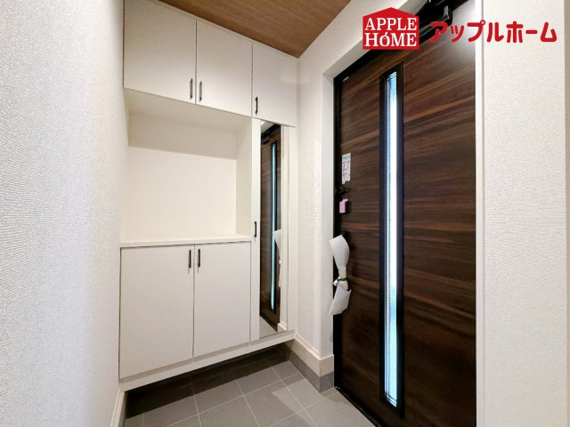 [新築住宅] さいたま市北区奈良町 11期 全2棟の玄関|明るくて清潔感溢れる玄関。便利な姿見鏡＆下駄箱収納付きです♪散らかりがちな玄関もすっきりと片付きます。
