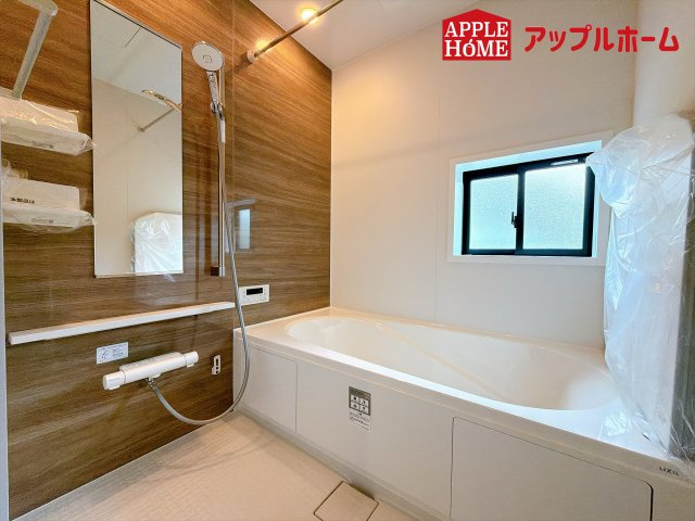 [新築住宅] さいたま市北区奈良町 11期 全2棟の浴室|窓付きのバスルームは、採光もあり明るく気持ちの良い空間です。窓があることで、換気環境も良好。掃除もスムーズに出来ます