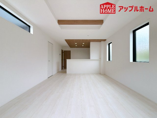 [新築住宅] さいたま市北区奈良町 11期 全2棟の居間・リビング|人気の対面式キッチンで会話も弾みます！お食事の準備をしながらでもご家族とのコミュニケーションを楽しめますね♪