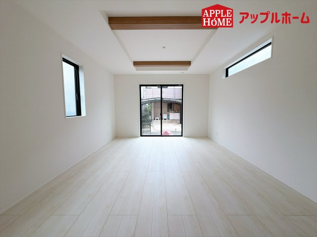 [新築住宅] さいたま市北区奈良町 11期 全2棟の居間・リビング|明るい日差しがさすリビングは、家族の憩い空間。お庭を眺めながら、毎日話が弾みそうですね♪