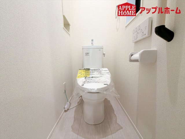 [新築住宅] さいたま市北区奈良町 11期 全2棟のトイレ|温水洗浄器付き便座を標準装備してます♪窓付きで明るく、快適空間となっております。毎日使う場所だからこその配慮です。