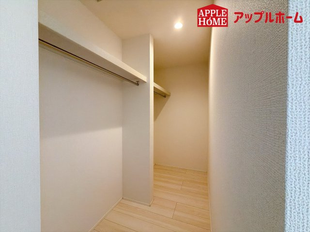 [新築住宅] さいたま市北区奈良町 11期 全2棟の収納|お洋服を大切にされる方に大変喜ばれる、ウォークインクローゼット。お洋服以外にも掃除機やスーツケースなどを一箇所に集約できるのは魅力ですね！扉が一箇所ですので、お部屋の見た目にもスッキリ！